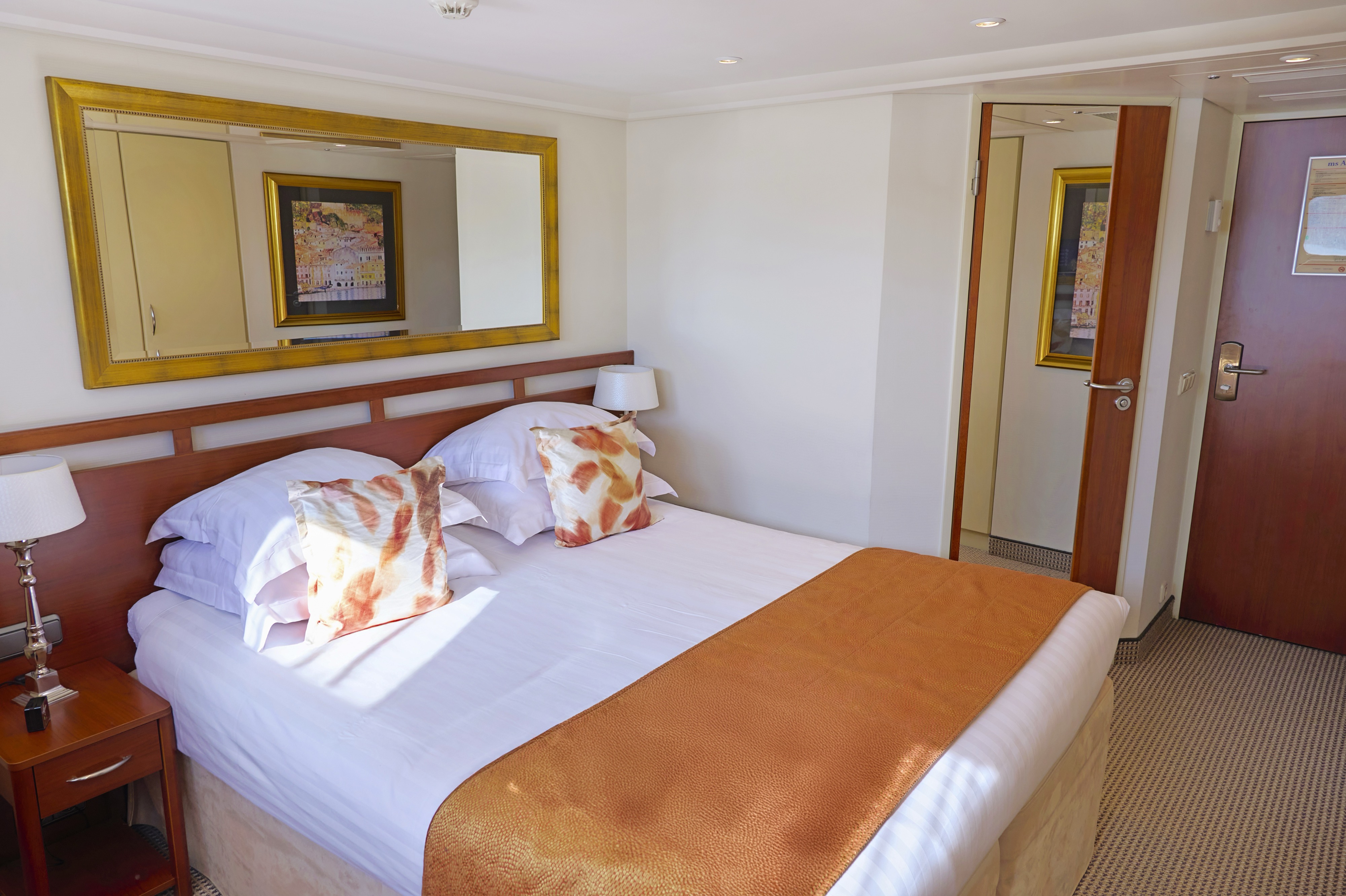 ©AmaWaterways AmaDolce Interior CAT E 5.jpg